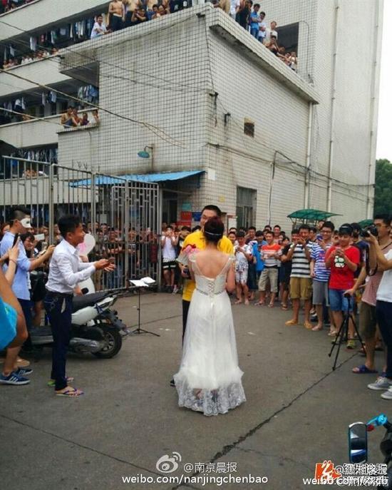 Cô giáo mặc váy cưới cầu hôn sinh viên giữa sân trường - Ảnh 4.