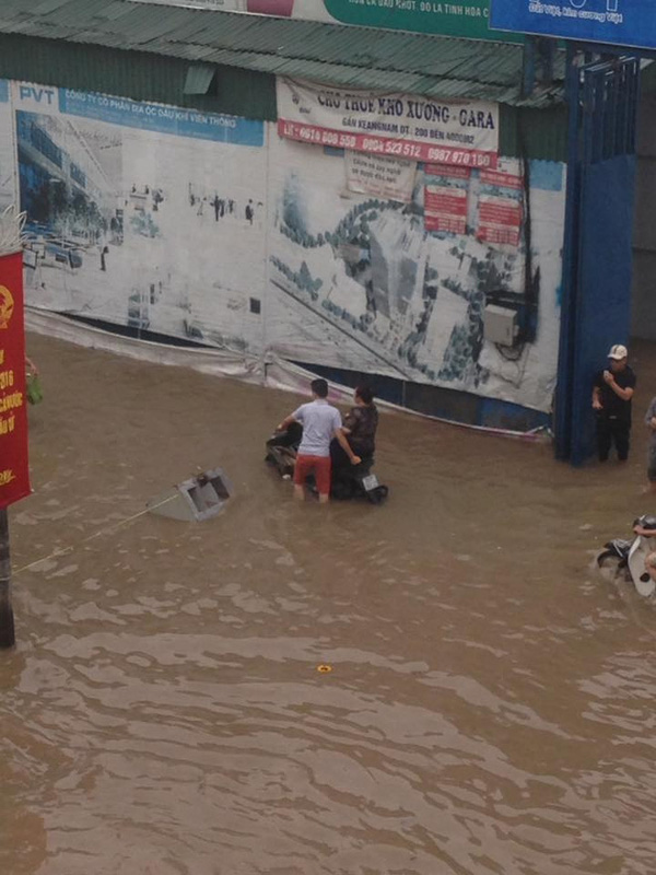 Cũng phải có một mùa lụt lội để đàn ông còn được ga lăng như thế này - Ảnh 4.