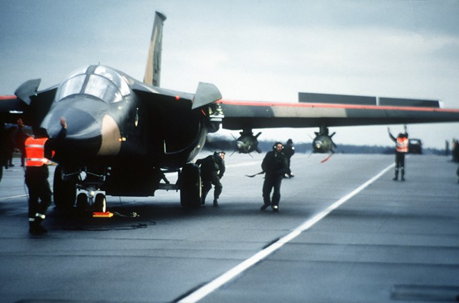 Tìm hiểu mãnh thú ném bom tầm thấp F-111 Aardvark của Không quân Mỹ - Ảnh 4.