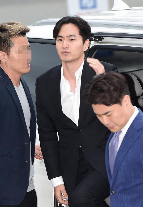 Bị tố cáo cưỡng dâm, Lee Jin Wook vẫn nở nụ cười khi xuất hiện tại đồn cảnh sát - Ảnh 4.