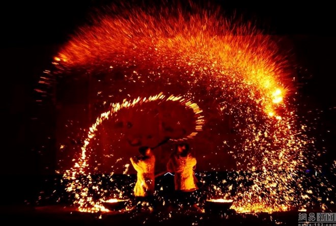 [Photo] Mãn nhãn với màn múa lửa cùng thép nóng nghìn độ - Ảnh 4.