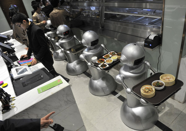Bồi bàn, đầu bếp Trung Quốc thất nghiệp vì robot - Ảnh 3.