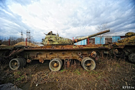 Chùm ảnh đẹp long lanh chụp bên trong “nghĩa địa” xe tăng ở Nga - Ảnh 4.