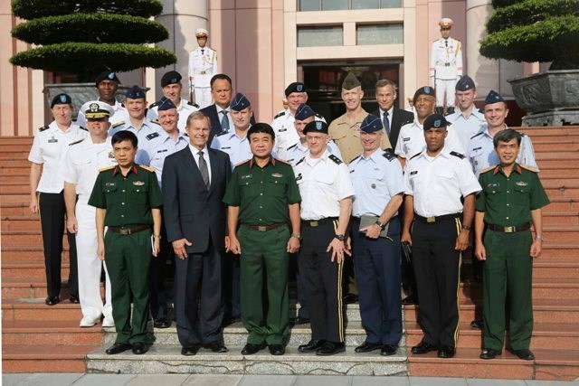 Đại tướng Không quân dẫn đoàn Đại học Quốc phòng Mỹ tìm hiểu thực tế Việt Nam - Ảnh 3.