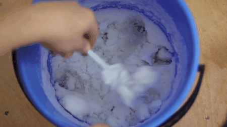 Chạm nhẹ nước biến thành băng là thí nghiệm cực hay mà bạn có thể làm ở nhà - Ảnh 4.