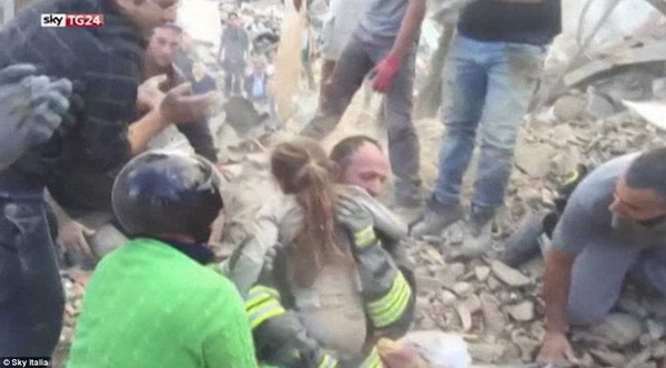 Cô bé còn sống, khoảnh khắc vỡ òa cứu bé gái bị vùi 17 giờ sau động đất ở Italy - Ảnh 4.