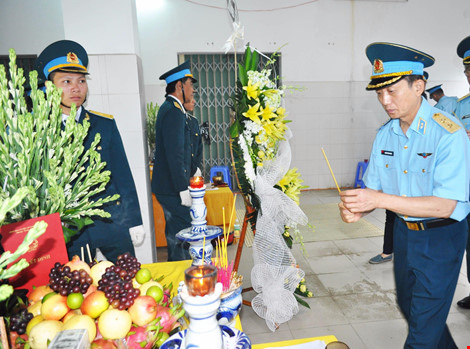 Chùm ảnh: Lễ viếng học viên phi công hy sinh do máy bay rơi ở Phú Yên - Ảnh 4.