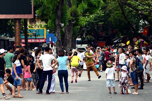 Rộn ràng phố đi bộ Hồ Gươm ngày Quốc khánh - Ảnh 3.