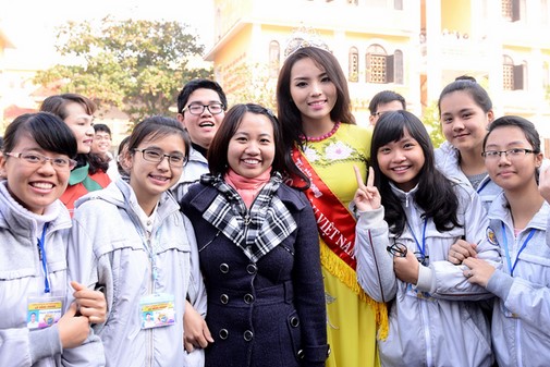 Cùng về thăm trường hậu đăng quang, Đỗ Mỹ Linh lại khác Kỳ Duyên đến thế này - Ảnh 5.