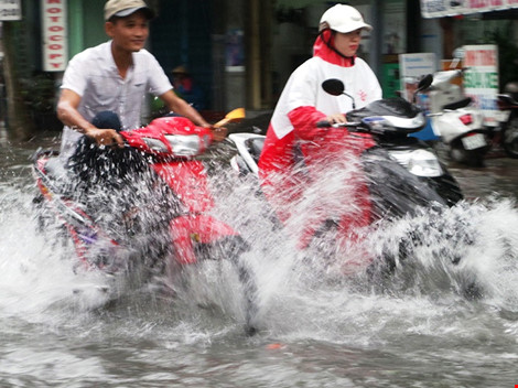 Mưa lớn, TP.HCM lại ngập nhiều nơi - Ảnh 3.