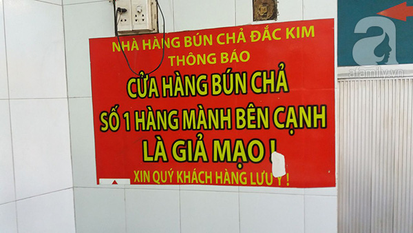 Bún chả nổi tiếng phố cổ Hà Nội bị khách chê bán kiểu công nghiệp, nguội ngắt, miếng chả như... thịt luộc bôi đen - Ảnh 4.