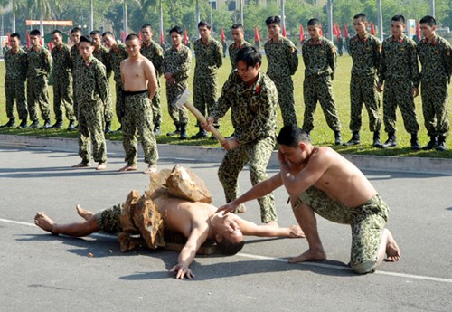 Mục kích đặc công chống khủng bố khổ luyện - Ảnh 3.