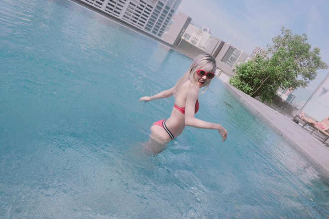 Bạn gái Sơn Tùng M-TP lại gây chú ý khi diện bikini nóng bỏng - Ảnh 2.