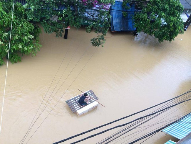 Mưa lớn suốt nhiều giờ, Cố đô Huế chìm trong biển nước - Ảnh 4.