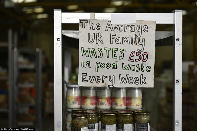 Siêu thị độc nhất vô nhị tại Anh: bán thực phẩm thừa với giá gần như cho không - Ảnh 4.