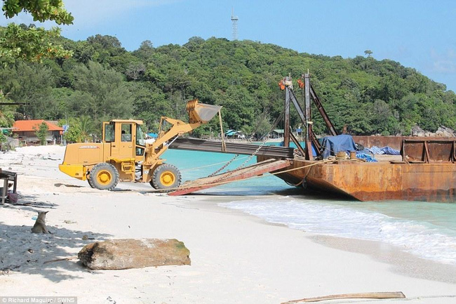 Ngỡ là bỏ tiền đến chốn thiên đường của Thái Lan, cặp du khách Anh ngã ngửa vì lạc vào xứ sở rác thải - Ảnh 4.