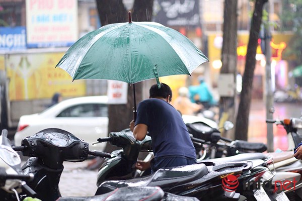 Hà Nội: Gần 10h sáng, người đi đường vẫn phải bật đèn pha - Ảnh 4.