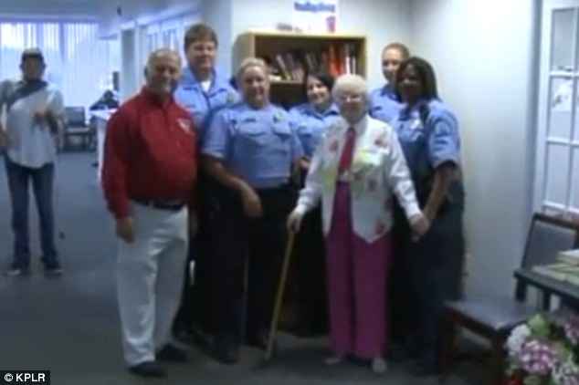 Cảnh sát Mỹ bắt giữ cụ bà 102 tuổi vì cụ... thích thế - Ảnh 4.