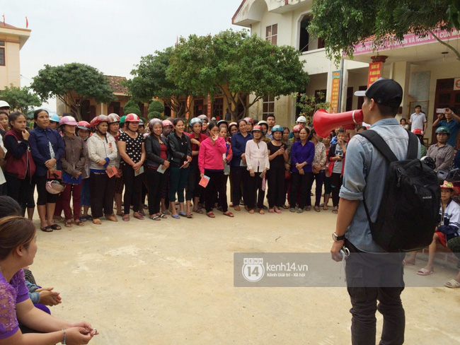 MC Phan Anh khi trao những phần quà đầu tiên: Mọi người thương con thì xếp hàng ngay ngắn vào ạ - Ảnh 5.