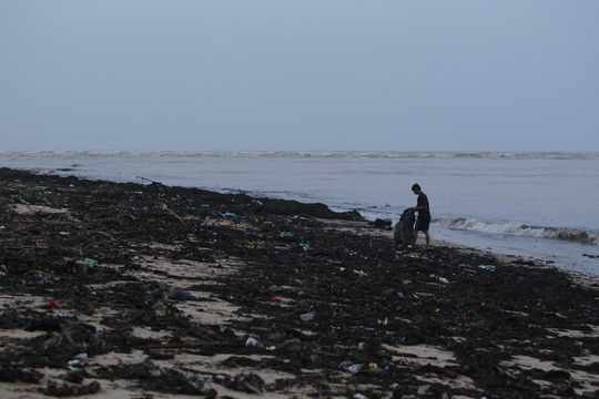 Sau lũ, rác thải ngập bờ biển Quảng Bình - Ảnh 5.