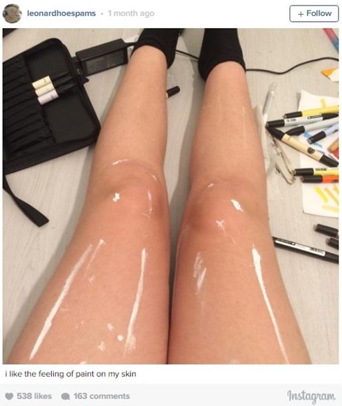 Đôi chân gây tranh cãi nhất thế giới: Được bôi dầu bóng, bọc nilon hay dính màu trắng? - Ảnh 5.