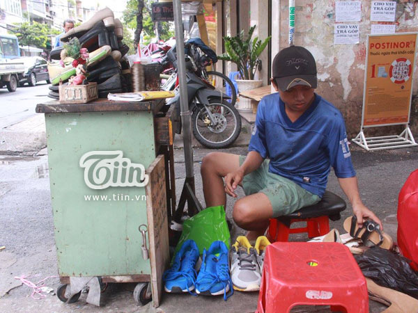 Cận cảnh quán sửa giày miễn phí của cậu bé nghèo giữa Sài Gòn - Ảnh 5.