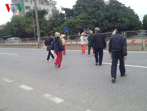 Dân xếp gạch đá chặn đường đi Nội Bài vì không có cầu vượt - Ảnh 4.