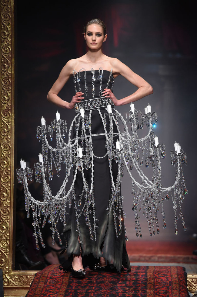 Chiếc đầm già như mợ của Ngọc Trinh bị nghi lấy cảm hứng từ Moschino - Ảnh 5.