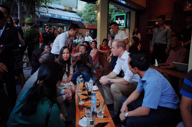 Hoàng tử Anh William ngồi vỉa hè uống cà phê phố cổ Hà Nội với Hồng Nhung, Thanh Bùi, Xuân Bắc - Ảnh 5.