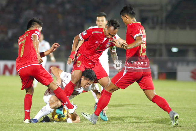 Myanmar đánh nguội, kẹp cổ, chơi xấu đội tuyển Việt Nam như thế này đây - Ảnh 5.