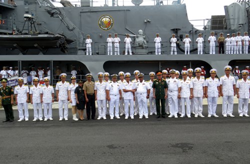 Cận cảnh tàu chiến Philippines thăm Cam Ranh - Ảnh 5.