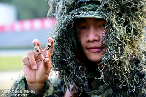 Mục kích bài tập siêu dị của lính bắn tỉa Trung Quốc - Ảnh 5.