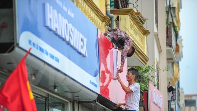 Biển quảng cáo trên tuyến phố kiểu mẫu: Người khen đẹp, kể chê xấu - Ảnh 4.