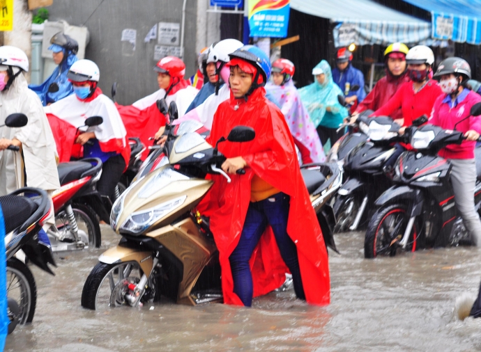 Biên Hòa trong biển nước, dân bì bõm về nhà - Ảnh 4.