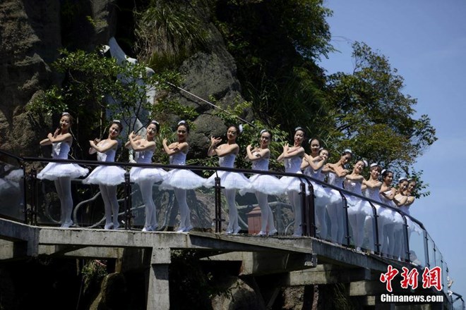 [Photo] Thót tim với màn trình diễn ballet trên vách núi - Ảnh 5.