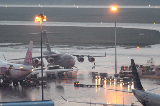 Máy bay không quân Mỹ xuống Tân Sơn Nhất trong mưa lớn - Ảnh 5.