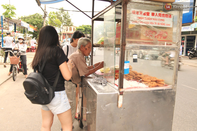 Xe bán bánh huyền thoại suốt 40 năm gắn liền với tuổi thơ của nhiều người dân Đà Nẵng - Ảnh 5.