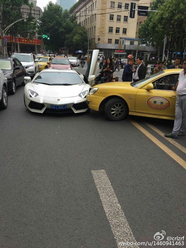 Đã rách còn nát: Taxi va chạm siêu xe Lamborghini 23,5 tỷ - Ảnh 6.