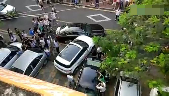 Nữ tài xế lái Range Rover đâm liên tiếp vào siêu xe Jaguar, người dân đứng bên hò reo cổ vũ - Ảnh 5.