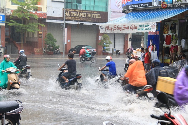 Sau Hà Nội, đến lượt người dân Đà Nẵng dắt xe bì bõm trong dòng nước ngập sau mưa - Ảnh 4.