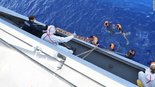 Cận cảnh tàu chở gần 600 người lật úp trên Địa Trung Hải - Ảnh 5.