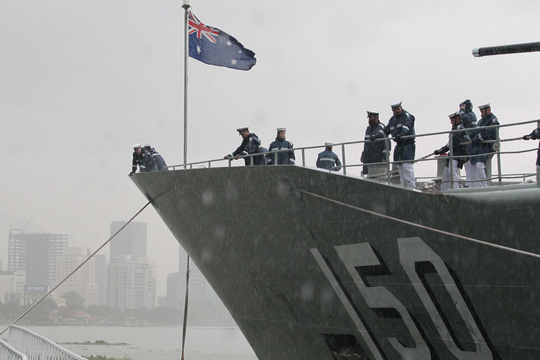 Tàu hải quân Úc đội mưa gió đến TP HCM - Ảnh 5.