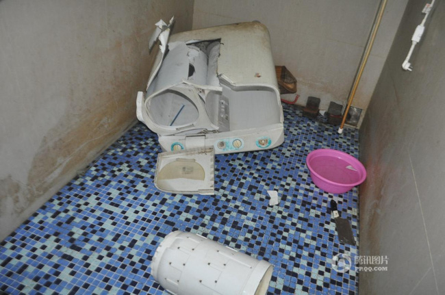 Máy giặt nuốt người tại Trung Quốc : Thò đầu kiểm tra máy giặt, bị hút luôn vào trong rút mãi không ra - Ảnh 5.