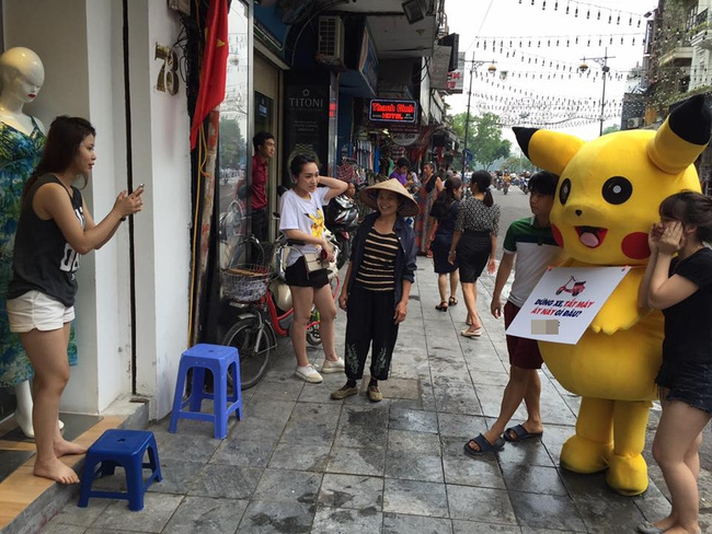 Thanh niên mặc đồ Pikachu giơ bảng dừng xe tắt máy khi đèn đỏ, bị tông ngã dúi dụi - Ảnh 6.