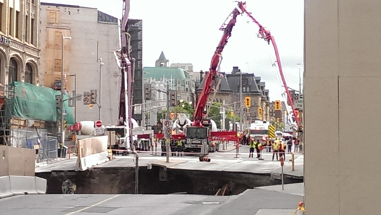 Canada: Đường 4 làn xe gãy đôi vì hố tử thần - Ảnh 5.