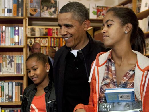 Ông Obama “nghỉ việc” đi dự lễ tốt nghiệp của con gái - Ảnh 5.