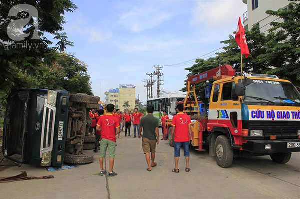 Người phụ nữ đội nón lá, lái cần cẩu cứu hộ chuyên nghiệp khiến cánh mày râu tròn mắt - Ảnh 5.