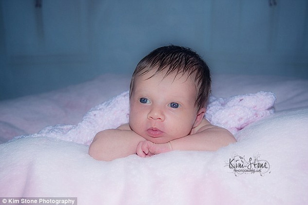 Điều gì khiến bức ảnh cô bé 3 tuần tuổi nhoẻn miệng cười khi ngủ nhận được bão like? - Ảnh 5.