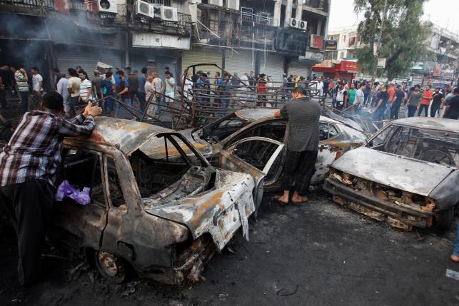 Đánh bom đẫm máu ở Baghdad, người dân tức giận ném đá vào Thủ tướng - Ảnh 5.