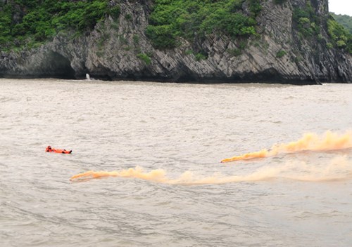 Cứu 4 ngư dân trôi dạt trên biển khi tàu cá bốc cháy - Ảnh 4.